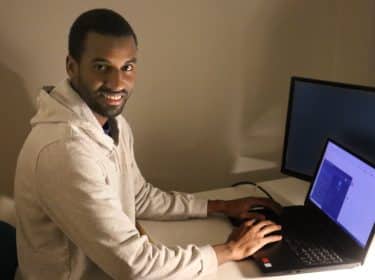 amadou-hat-durch-die-jobgarantie-der-sdu-einen-job-bei-linak-erhalten-thumbnail